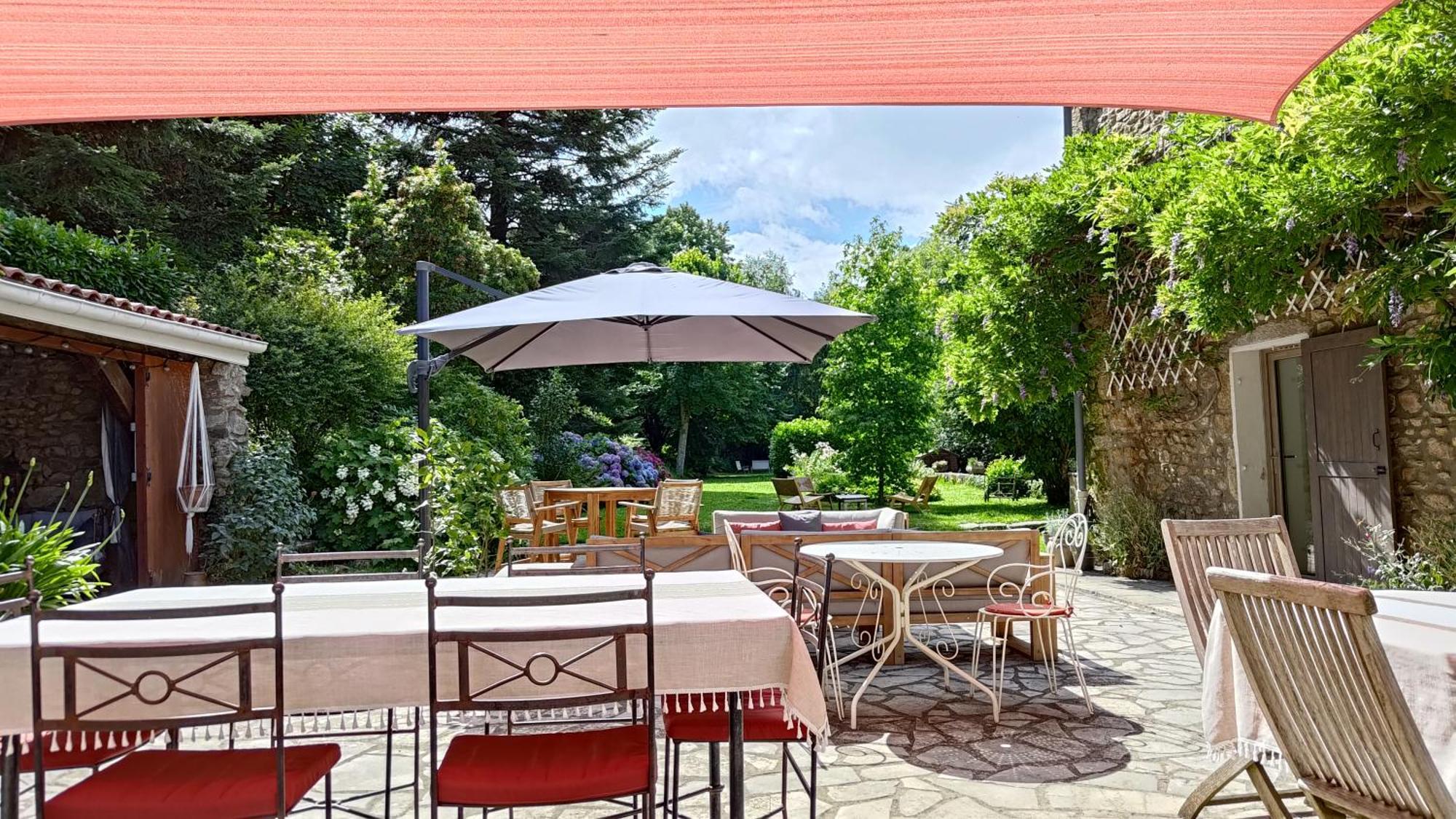 مبيت وإفطار Yzeron Un Jardin Secret المظهر الخارجي الصورة